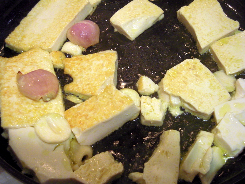 frying tofu with garlic and shallot